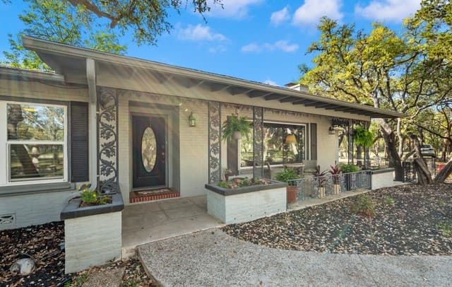 3-bedroom rental at 114 Wagon Trail Road in Shavano Park, TX — photo 5