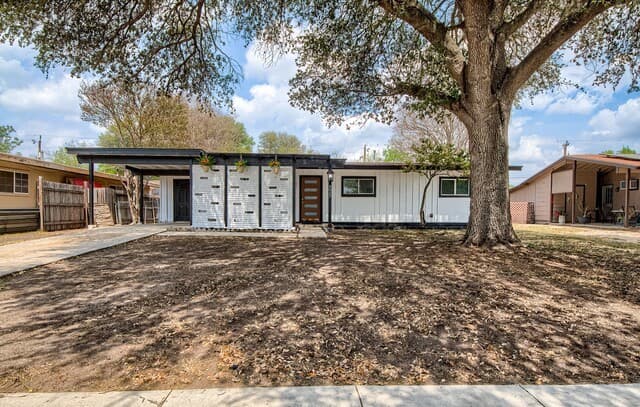 3-bedroom rental at 5027 Village Crst in San Antonio, TX — photo 1