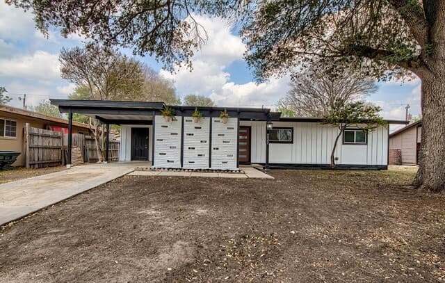 3-bedroom rental at 5027 Village Crst in San Antonio, TX — photo 2