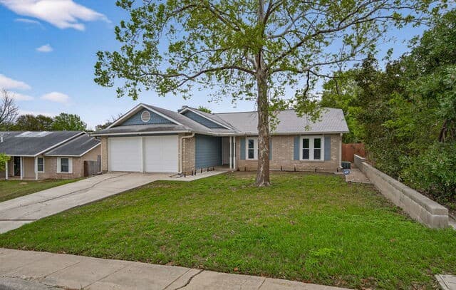 3-bedroom rental at 14706 Highland Peak in San Antonio, TX — photo 2