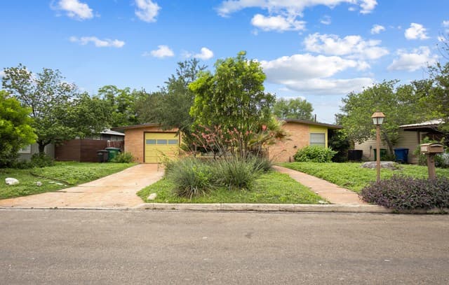 2-bedroom rental at 123 Westchester Dr in San Antonio, TX — photo 2