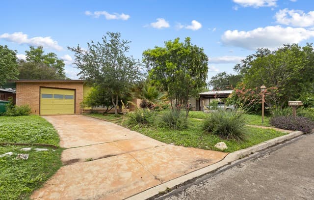 2-bedroom rental at 123 Westchester Dr in San Antonio, TX — photo 3