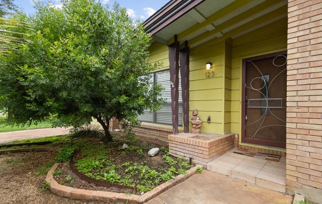 2-bedroom rental at 123 Westchester Dr in San Antonio, TX — photo 4