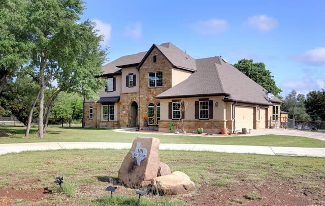 4-bedroom rental at 101 La Rosa Drive in Blanco, TX — photo 2