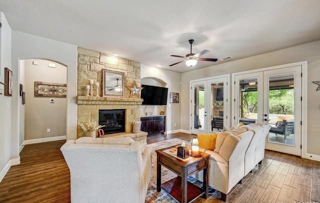 4-bedroom rental at 101 La Rosa Drive in Blanco, TX — photo 4