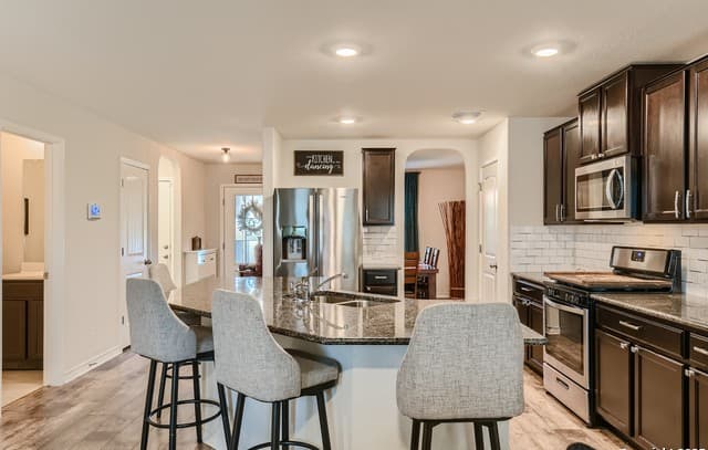 5-bedroom rental at 13322 Silky Rye in San Antonio, TX — photo 3