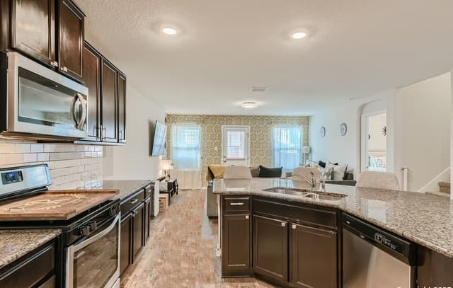5-bedroom rental at 13322 Silky Rye in San Antonio, TX — photo 4