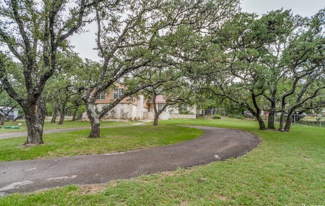 5-bedroom rental at 9106 Saddle Trl in San Antonio, TX — photo 2