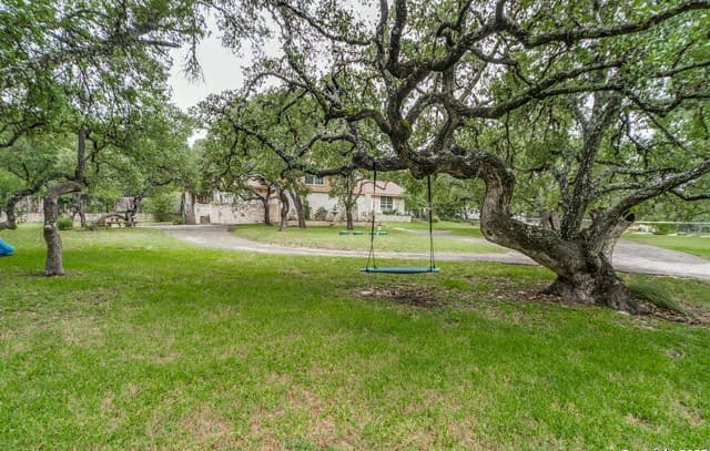5-bedroom rental at 9106 Saddle Trl in San Antonio, TX — photo 3