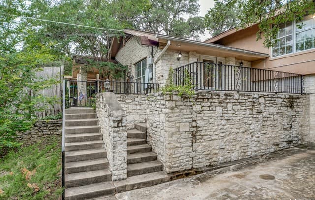 5-bedroom rental at 9106 Saddle Trl in San Antonio, TX — photo 4