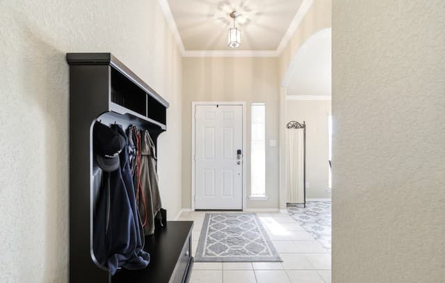 4-bedroom rental at 14411 High Plains Dr in San Antonio, TX — photo 2