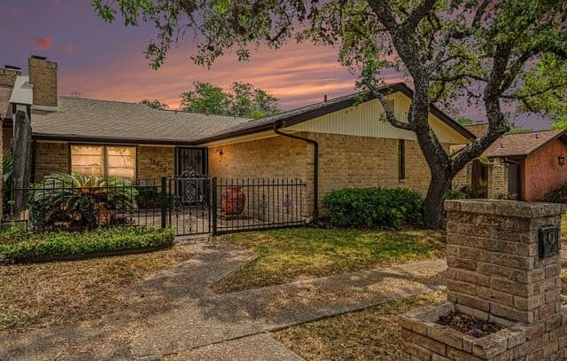 3-bedroom rental at 13622 Landmark in San Antonio, TX — photo 1