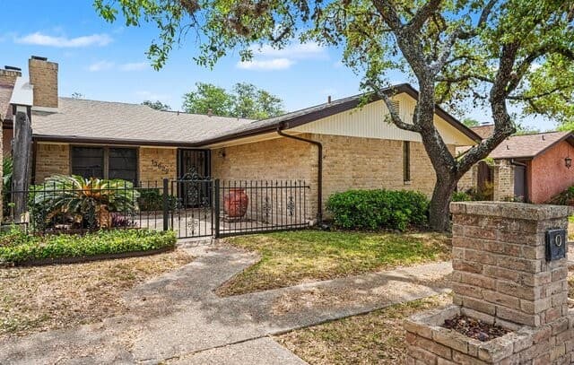 3-bedroom rental at 13622 Landmark in San Antonio, TX — photo 2