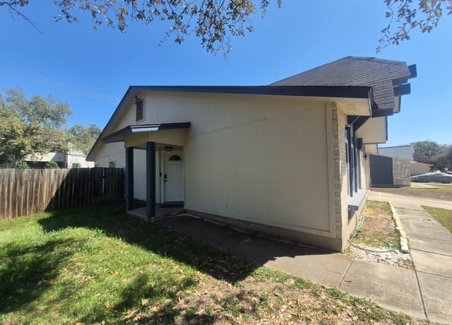 3-bedroom rental at 15011 Enchanted Castle in San Antonio, TX — photo 1