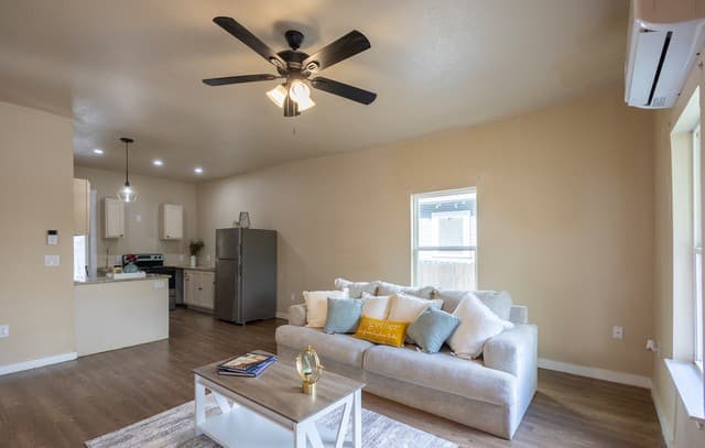3-bedroom rental at 1010 W Lynwood Ave in San Antonio, TX — photo 1