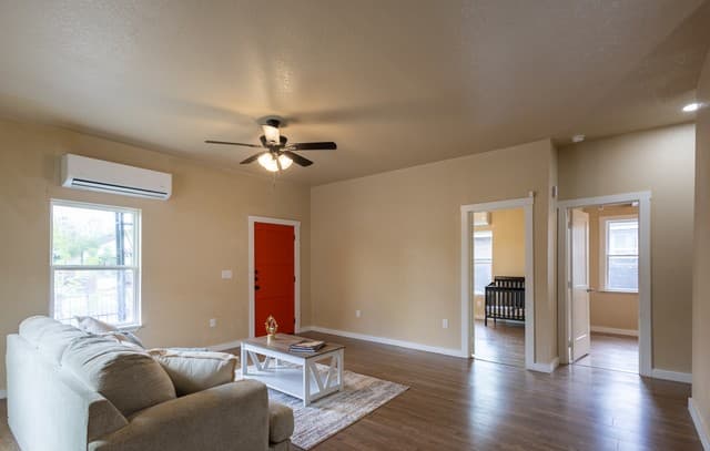 3-bedroom rental at 1010 W Lynwood Ave in San Antonio, TX — photo 2