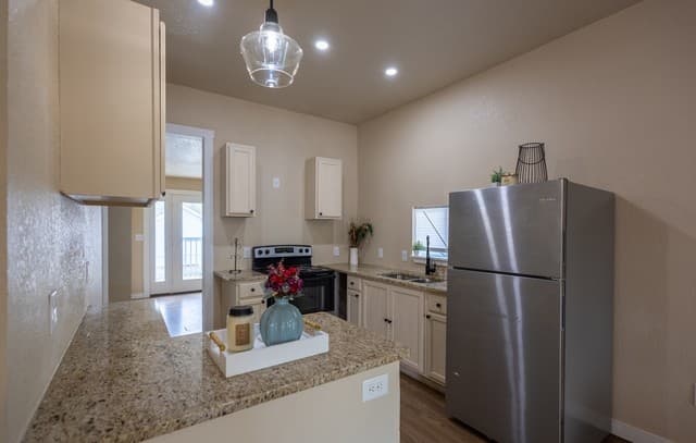 3-bedroom rental at 1010 W Lynwood Ave in San Antonio, TX — photo 3