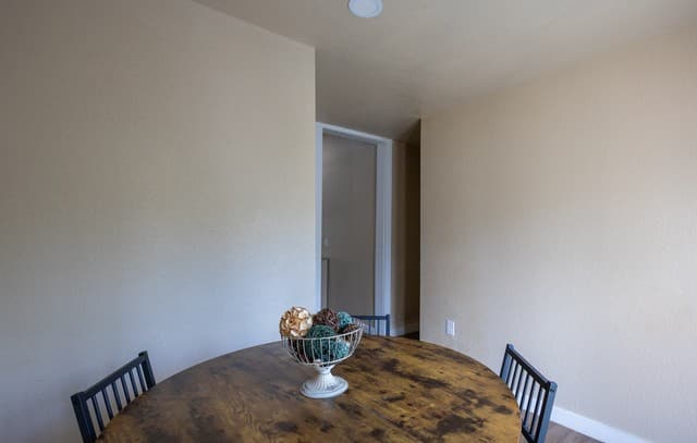 3-bedroom rental at 1010 W Lynwood Ave in San Antonio, TX — photo 4