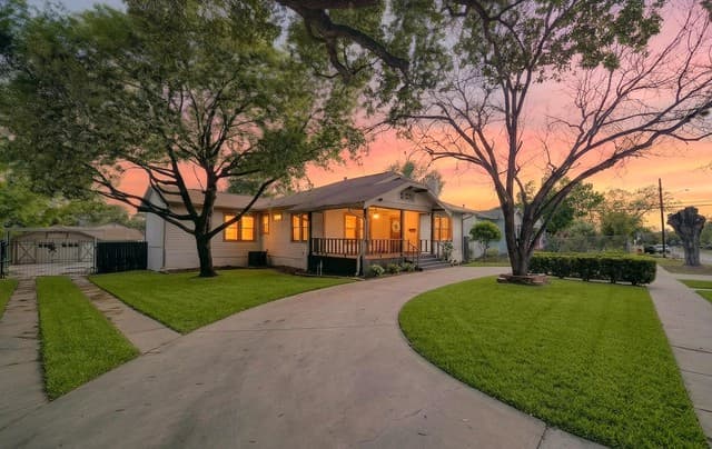 4-bedroom rental at 806 Kayton Ave in San Antonio, TX — photo 2