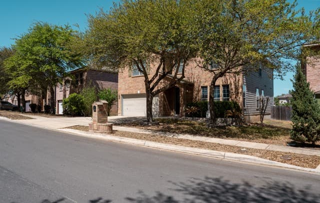 4-bedroom rental at 6721 Spearwood in Live Oak, TX — photo 2