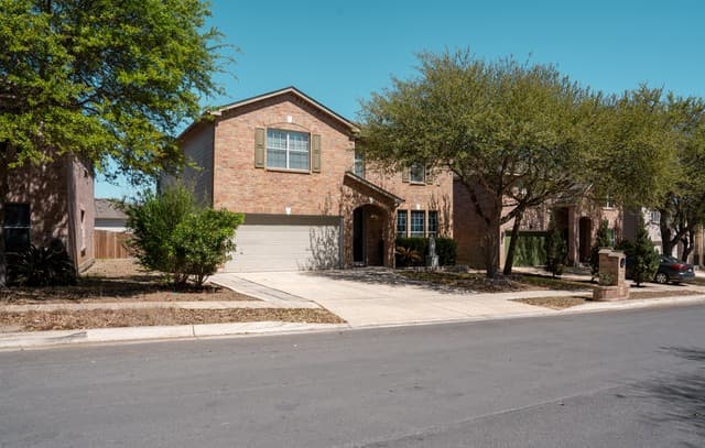4-bedroom rental at 6721 Spearwood in Live Oak, TX — photo 3