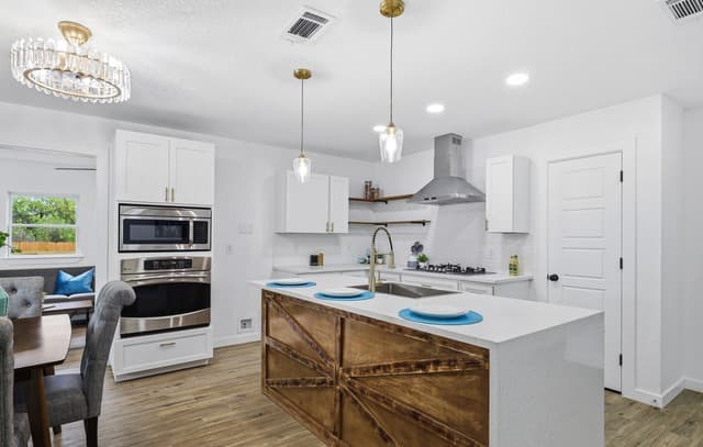 4-bedroom rental at 551 Merritt in San Antonio, TX — photo 2