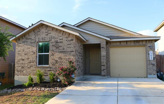 3-bedroom rental at 13615 Whisper Xing in San Antonio, TX — photo 2