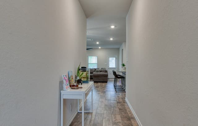 3-bedroom rental at 5615 Chase Falls in San Antonio, TX — photo 2