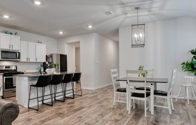 3-bedroom rental at 5615 Chase Falls in San Antonio, TX — photo 3