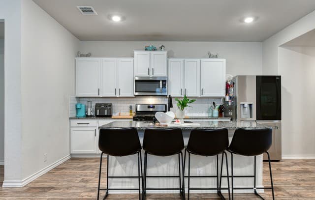 3-bedroom rental at 5615 Chase Falls in San Antonio, TX — photo 5
