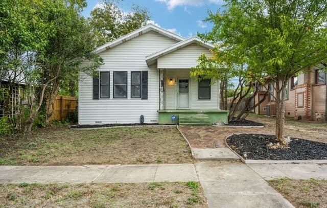 2-bedroom rental at 627 W Mulberry Ave in San Antonio, TX — photo 1