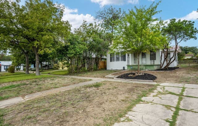 2-bedroom rental at 627 W Mulberry Ave in San Antonio, TX — photo 2