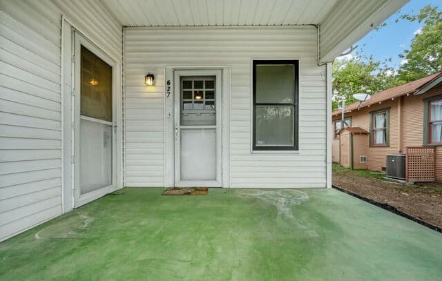 2-bedroom rental at 627 W Mulberry Ave in San Antonio, TX — photo 3