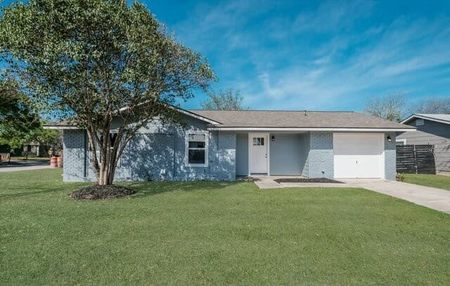 3-bedroom rental at 4703 Castle in San Antonio, TX — photo 2