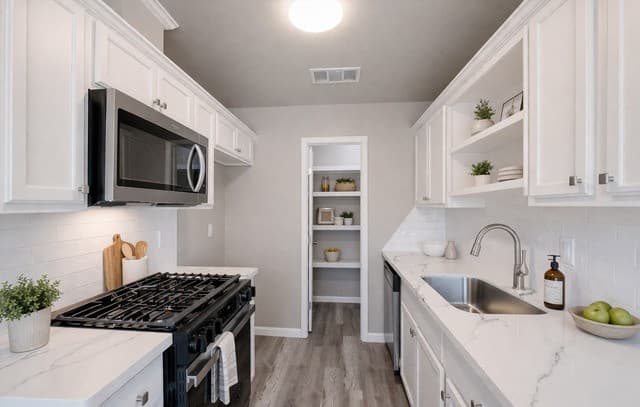 3-bedroom rental at 4703 Castle in San Antonio, TX — photo 5