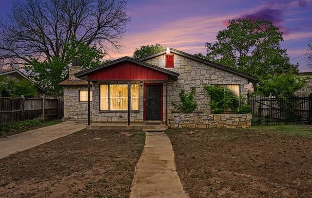 3-bedroom rental at 287 Harcourt in San Antonio, TX — photo 1