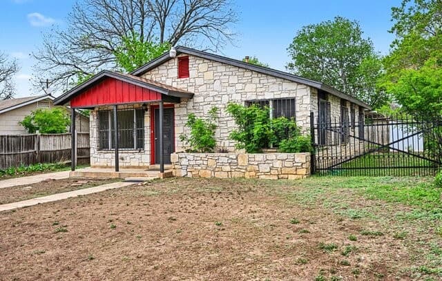 3-bedroom rental at 287 Harcourt in San Antonio, TX — photo 4