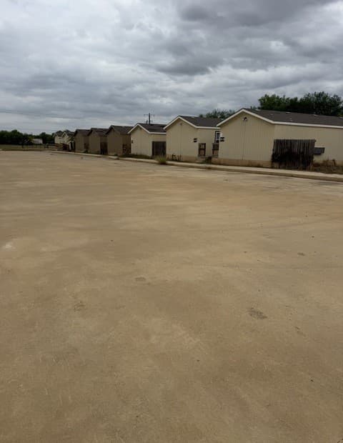 rental at 1100 County Road 4600 in Dilley, TX — photo 1