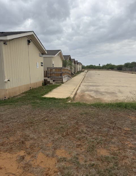 rental at 1100 County Road 4600 in Dilley, TX — photo 2