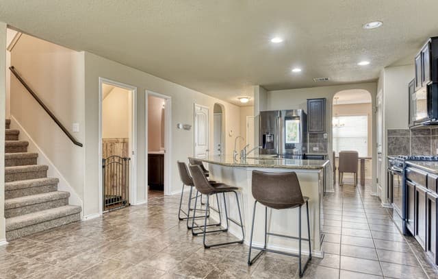 5-bedroom rental at 8827 Quihi Way in San Antonio, TX — photo 2