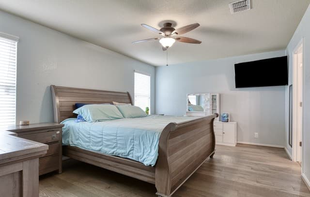 5-bedroom rental at 8827 Quihi Way in San Antonio, TX — photo 3