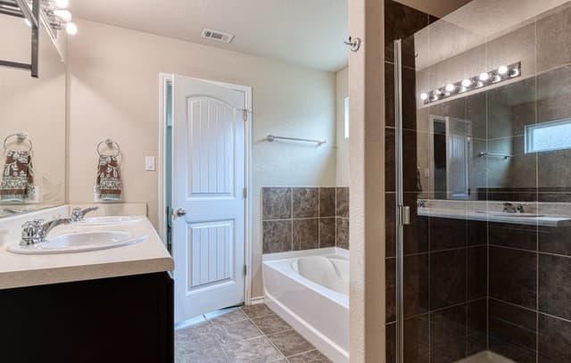 5-bedroom rental at 8827 Quihi Way in San Antonio, TX — photo 4
