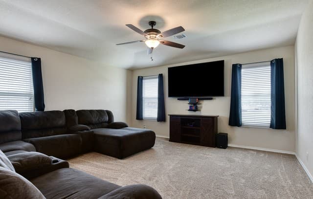 5-bedroom rental at 8827 Quihi Way in San Antonio, TX — photo 5