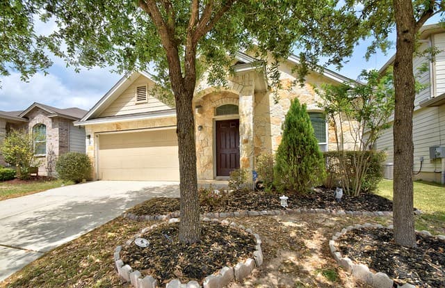 3-bedroom rental at 12207 Hamlin in San Antonio, TX — photo 3