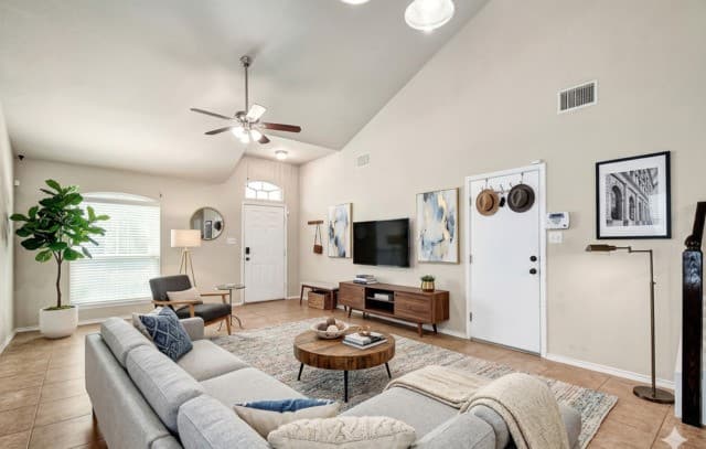 3-bedroom rental at 12207 Hamlin in San Antonio, TX — photo 4