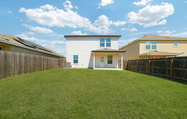 4-bedroom rental at 6322 Sycamore Run in San Antonio, TX — photo 3