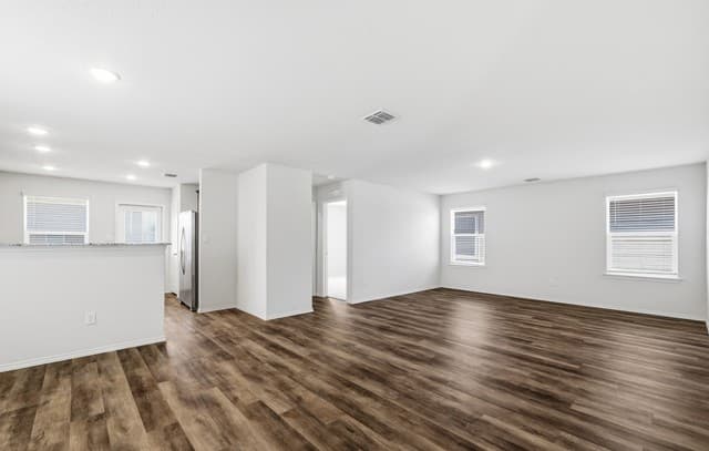 4-bedroom rental at 6322 Sycamore Run in San Antonio, TX — photo 4