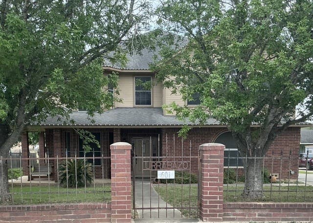 5-bedroom rental at 601 State Highway 123 in Stockdale, TX — photo 1