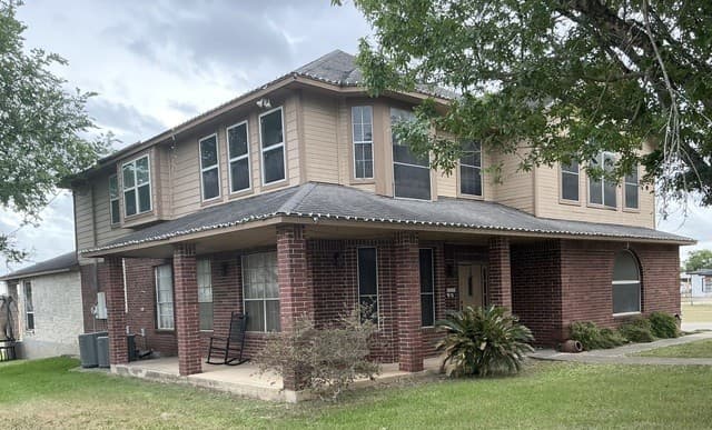 5-bedroom rental at 601 State Highway 123 in Stockdale, TX — photo 2