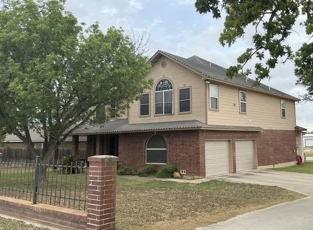 5-bedroom rental at 601 State Highway 123 in Stockdale, TX — photo 3